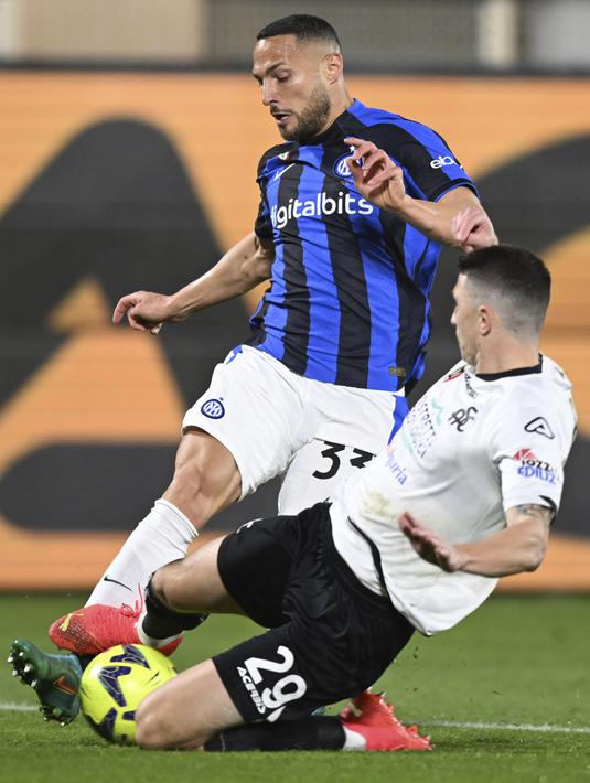 <p>Bek Spezia, Mattia Caldara berusaha merebut bola dari gelandang Inter Milan, Danilo D'Ambrosio pada pertandingan lanjutan Liga Serie A Italia di Stadion Alberto Picco di La Spezia, Italia, Sabtu (11/3/2023). Akibat kekalahan ini, Inter Milan masih mengumpulkan 50 poin di peringkat kedua klasemen Liga Italia. (Tano Pecoraro./LaPresse via AP)</p>