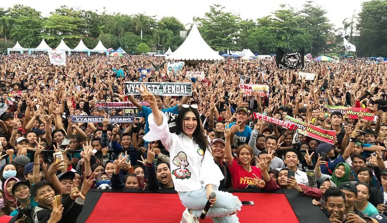 "Pertama karena kendala ujian, padahal udah ngantri pas mau ketemu juri. Kedua itu aku pas mau ketemu juri itu ada jadwal manggung," lanjut Via Vallen. (Instagram/viavallen)