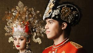 Syifa Hadju dan El Rumi tampil memukau dalam foto prewedding paling baru dengan busana adat Gorontalo, menunjukkan respek pada budaya leluhur. (Foto: Nicoline Patricia Malina dari Instagram @syifahadju)