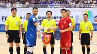 Pemain Timnas Indonesia, Muhammad Albagir bersama kapten Thailand foto bersama pada final Piala AFF Futsal 2026 di Nonthaburi Sports Complex Gymnasium, Nonthaburi hari Minggu, (12/4/2026). (Dok. FFI)