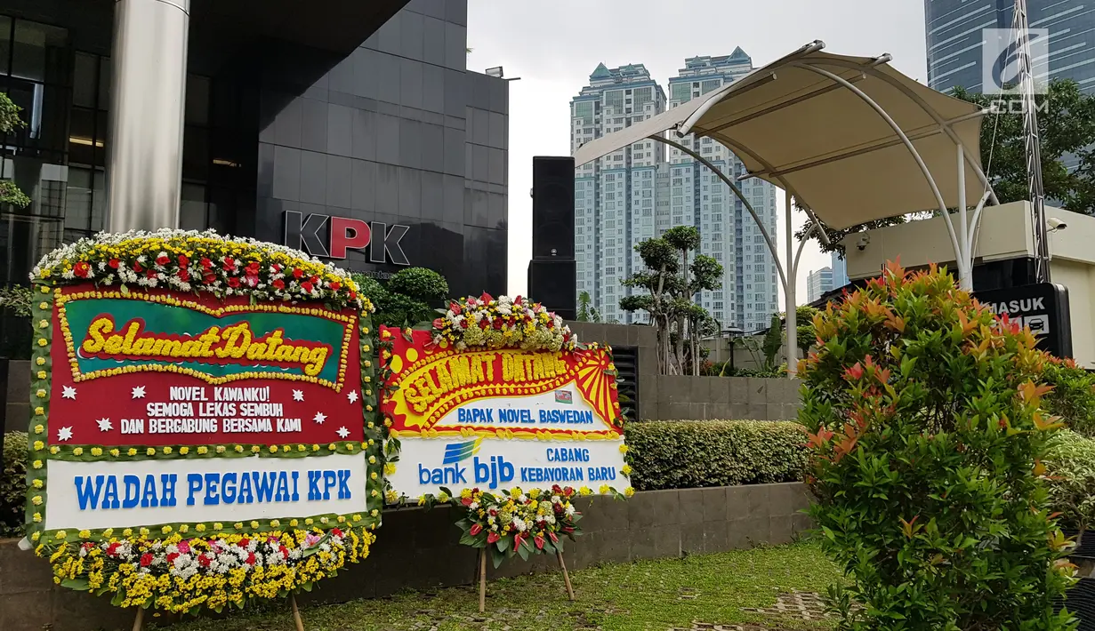 Karangan bunga untuk penyidik KPK Novel Bawesdan dipajang di Gedung KPK jelang kedatangannya, Jakarta, Kamis (22/2). (Liputan6.com/Herman Zakharia)