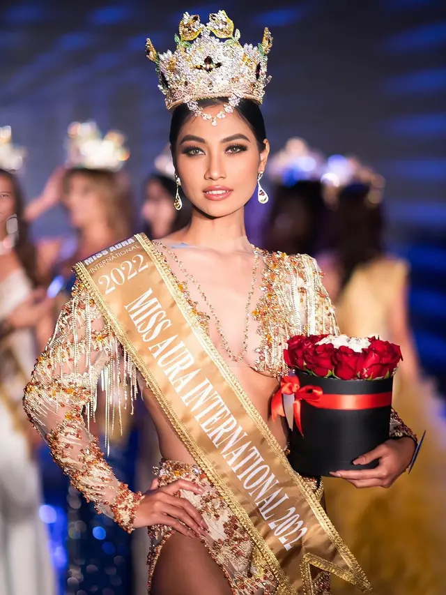 8 Potret Riskyana Hidayat Pakai Gaun Berlian di Malam Final, Raih Gelar Miss Aura International 2022