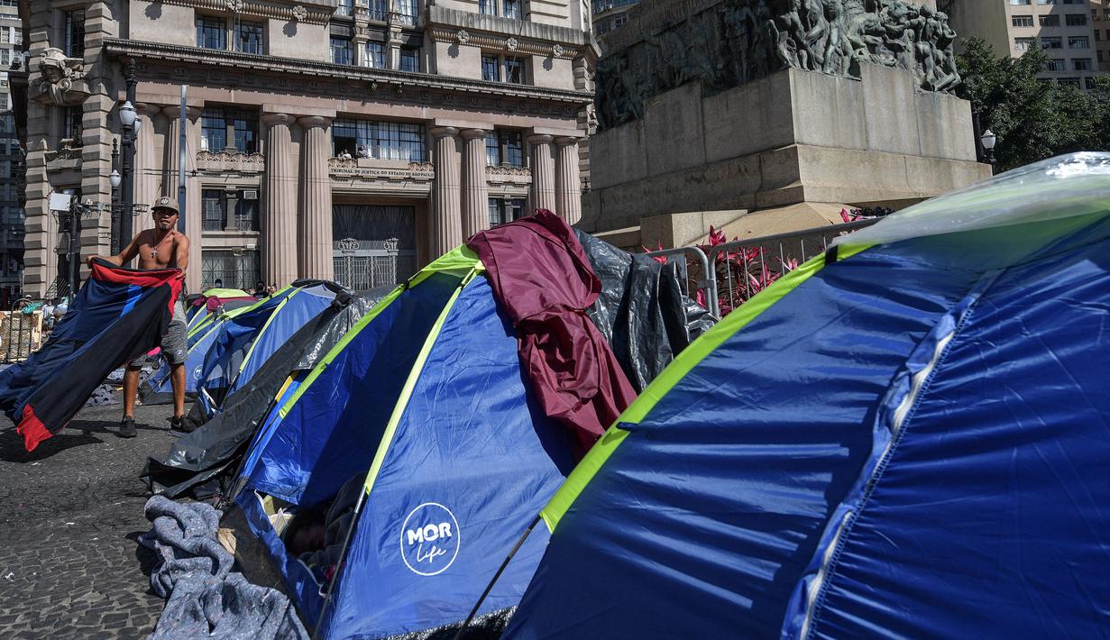 Tenda-tenda tunawisma terlihat di Patio do Colegio, pusat kota Sao Paulo, Brasil, pada 19 Agustus 2021. Sao Paulo menghadapi krisis tunawisma, karena harga baru-baru ini menjadi beban yang terlalu berat bagi populasi yang semakin miskin. (NELSON ALMEIDA / AFP)
