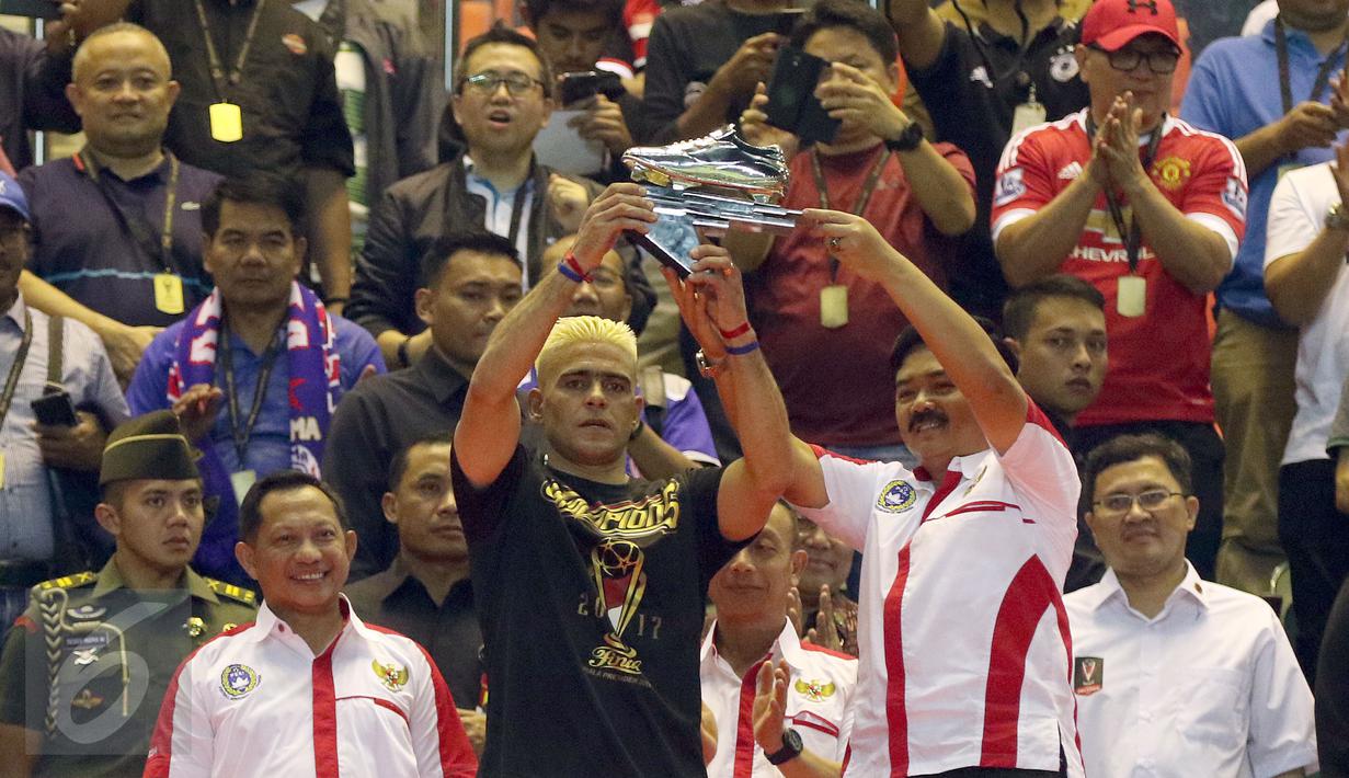 Pemain Arema FC, Cristian Gonzales mengangkat trofi pencetak gol terbanyak usai laga final Piala Presiden 2017 di Stadion Pakansari, Minggu (12/3). Cristian Gonzales meraih gelar pencetak gol terbanyak dengan 11 gol. (Liputan6.com/Helmi Fithriansyah)