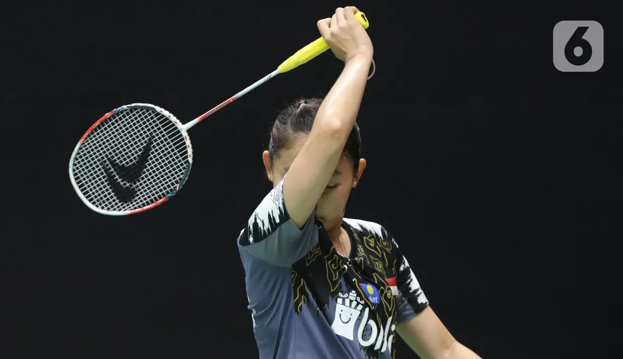Pebulutangkis tunggal putri Indonesia, Ruselli Hartawan saat melawan Michelle LI (Kanada) pada babak pertama Indonesia Masters 2020 di Istora GBK, Jakarta, Rabu (15/1/2020). Ruselli Hartawan kalah dua set langsung 14-21, 15-21. (Liputan6.com/Helmi Fithriansyah)