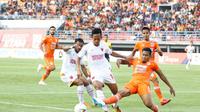 Striker PSM Makassar, Rahmat, berusaha untuk mengecoh pemain lawan saat bertanding menghadapi Borneo FC dalam laga pekan ke-13 Shopee Liga 1 2019 di Stadion Segiri Samarinda, Sabtu (10/8/2019). PSM kalah 0-2 dalam pertandingan ini. (Bola.com/Abdi Satria)