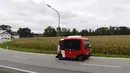 Bus tanpa sopir alias bus otonom melaju di dekat stasiun kereta api Bad Birnbach, Jerman selatan, pada 7 Oktober 2019. Keberadaan bus tanpa sopir ini penting bagi daerah pinggiran lantaran orang lebih suka bepergian menggunakan mobil karena jarangnya transportasi umum. (Christof STACHE / AFP)