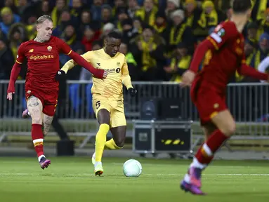 Bek AS Roma, Rick Karsdorp berebut bola dengan bek Bodo/Glimt Brice Wembangomo pada leg pertama perempat final UEFA Europa Conference League di Aspmyra Stadion, Jumat (8/4/2022) dini hari WIB. Bodo/Glimt sukses mengalahkan AS Roma dengan skor 2-1. (Mats Torbergsen/NTB via AP)