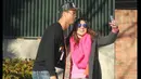 Seorang fans meminta Cristiano Ronaldo untuk berpose bersama saat akan menjemput anaknya di sekolah, Madrid, Selasa (27/1/2015). (Dailymail)