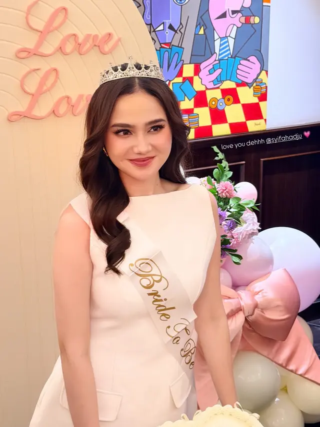 Syifa Hadju Dapat Kejutan Bridal Shower pakai mini dress. [@havizadevianjani]