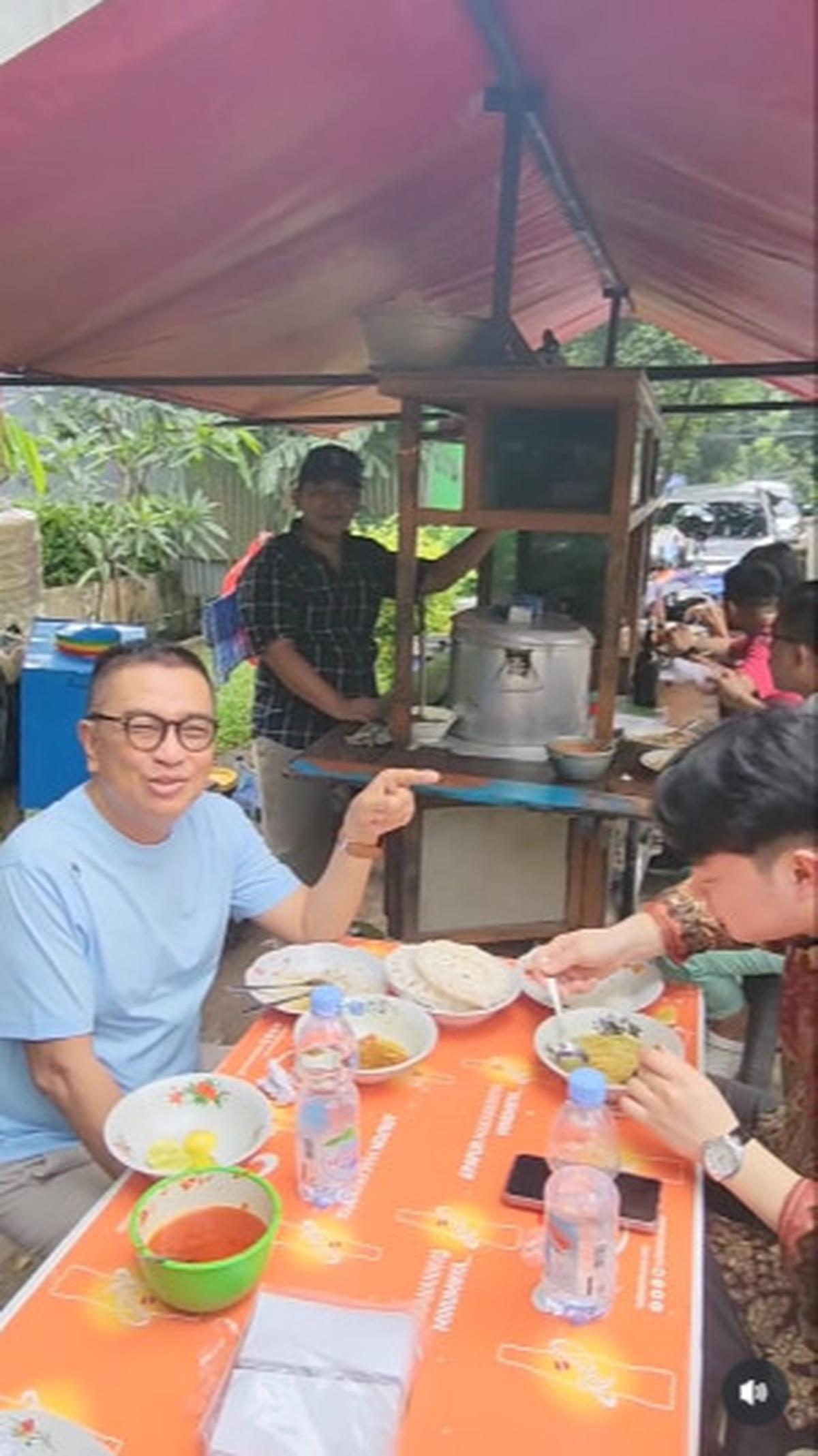 Menantu Helmy Yahya WN Korea Makan Soto, Habis Empat Piring Nasi Pas Bayar Kaget