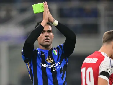 Penyerang Inter Milan, Lautaro Martinez menyapa para penggemar saat meninggalkan lapangan saat matchday 4 League Phase Liga Champions 2024/2025 melawan Arsenal di stadion San Siro, Milan, Rabu 6 November 2024 atau Kamis (7/11/2024) dini hari WIB. (Marco BERTORELLO/AFP)