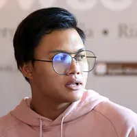 Ikki mengungkapkan bahwa lagu Sweet Talk yang dibawakan memiliki makna luas. Jalinan asama pasangan masih menjadi tema utama lagu Rizky. (Deki Prayoga/Bintang.com)