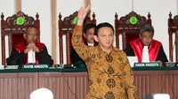 Basuki Tjahaja Purnama (Ahok) mengacungkan dua jari sesaat sebelum sidang lanjutan di Gedung Auditorium Kementerian Pertanian, Jakarta, Selasa (3/1). Sidang beragenda mendengarkan keterangan saksi dari pihak JPU. (Liputan6.com/Irwan Rismawan/Pool)