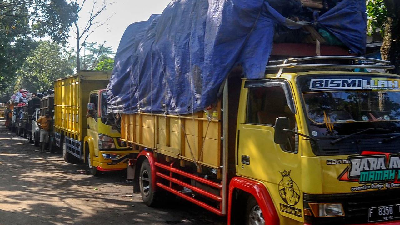 Para sopir truk sampah mengaku harus menunggu waktu hingga 6 jam setiap hari untuk membuang sampah-sampah di TPA Cipayung.
