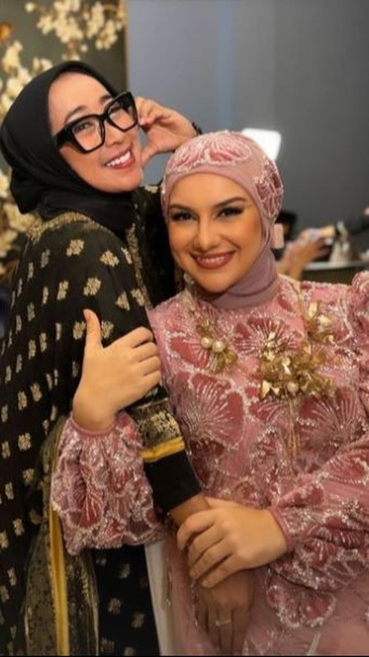 Di malam itu, Irish tampil cantik mengenakan dress pink yang sangat anggun.