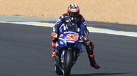Pebalap Movistar Yamaha, Maverick Vinales, menjadi yang tercepat pada hari terakhir tes MotoGP yang berlangsung di Circuit de Barcelona, Catalunya, Rabu (23/5/2018). (AFP/Jean-Francois Monier)