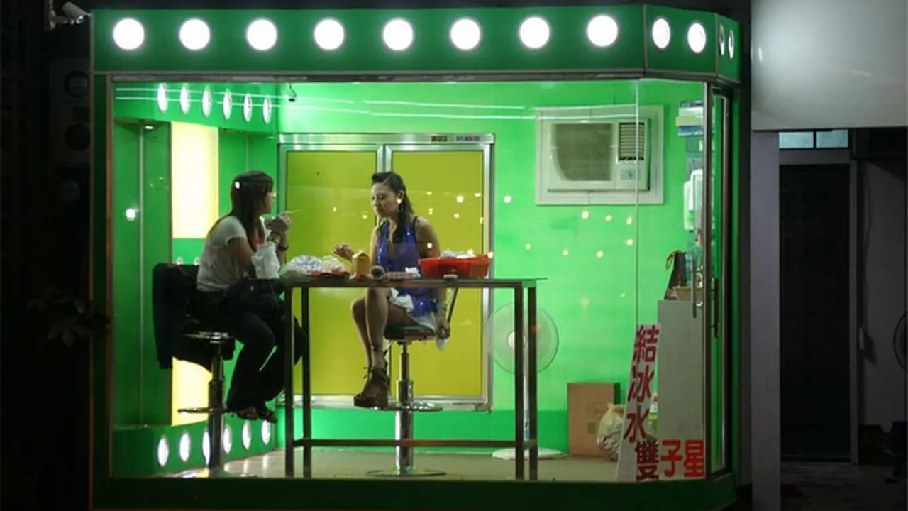 Unik, Perempuan Seksi di Taiwan Malah Jajakan Buah Pinang