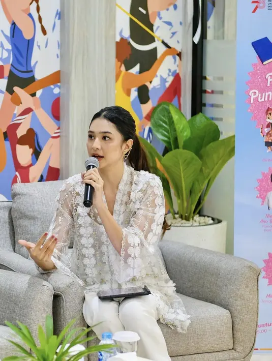 Melirik gaya etnic chic yang dihadirkan, tampilan kebaya yang dipadukan dengan celana panjang hadirkan kesempurnaan gaya yang tak terbantahkan.  [Foto: Instagram/ Mikha Tambayong]