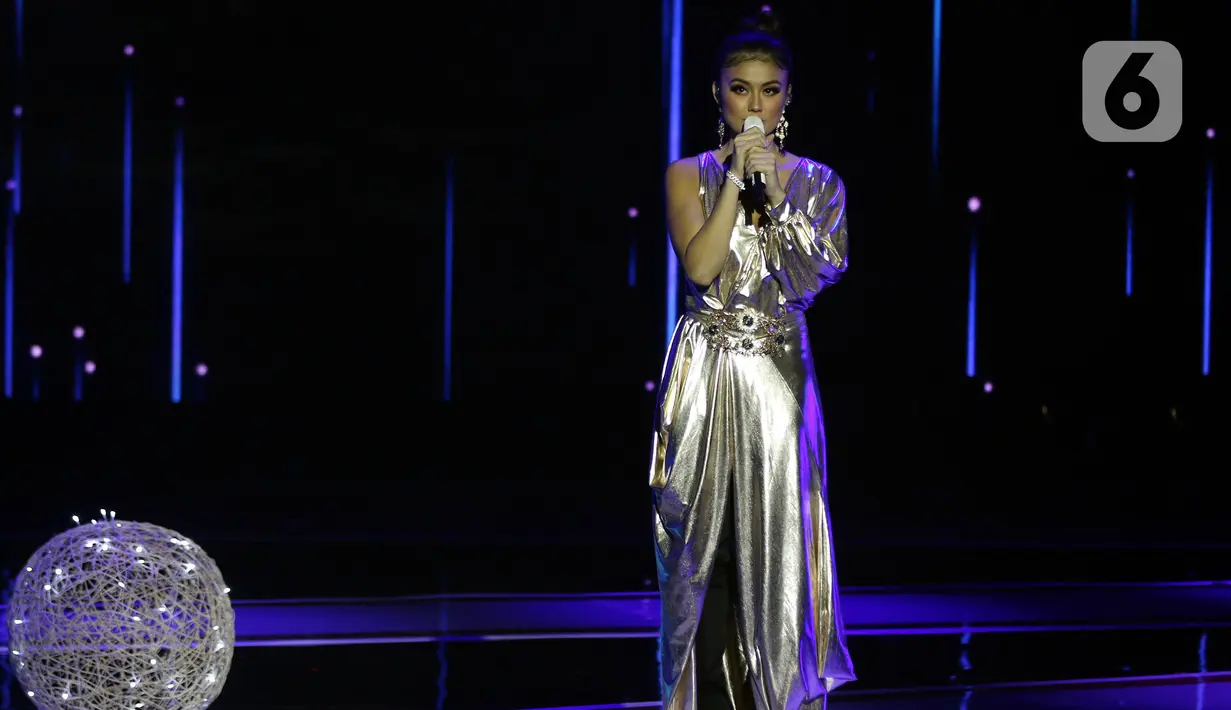 Agnes Monica alias Agnez Mo tampil dalam "Christmas Concert The Greatest Love" di Studio 6 Emtek City, Daan Mogot, Jakarta, Kamis (19/12/2019). Selain Agnez Mo, beberapa penyanyi ternama di Indonesia juga mengisi acara tersebut antara lain, Delon, Joy Tobing, Judika dan Nikita . (Liputan6.com/Johan