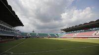 Pemandangan umum rumput Stadion Maguwoharjo, Sleman, Yogyakarta, Rabu (24/3/2021) saat penyelenggaraan Turnamen Piala Menpora 2021. (Bola.com/Arief Bagus)