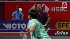 Pebulu tangkis tunggal putra Indonesia Chico Dwi Wardoyo mengembalikan kok ke arah Leong Jun Hao (Malaysia) pada babak 32 besar Kapal Api Indonesia Open 2025 di Istora Gelora Bung Karno, Senayan, Jakarta, Rabu (4/6/2025). (Liputan6.com/Herman Zakharia)