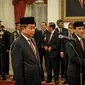 Ignasius Jonan dan Arcandra Tahar dilantik menjadi Menteri ESDM dan Wakil Menteri ESDM di Istana Negara, Jakarta, Jumat (14/10). (Liputan6.com/Faizal Fanani)