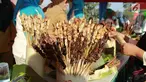 Sejumlah tusuk sate dalam memeriahkan Festival Pesona Danau Limboto di Gorontalo, Senin (24/9). Pemkab Gorontalo mencatatkan rekor Museum Rekor Dunia Indonesia (MURI) dengan meyajikan sate sebanyak 88.950 tusuk. (Liputan6.com/Arfandi Ibrahim)