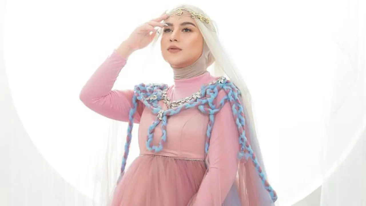 7 Pesona Irish Bella di Maternity Shoot Terbaru, Glamor Bergaun Ungu Perlihatkan Baby Bump yang Makin Besar