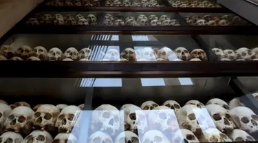 Lemari kaca berisi 5.000 tengkorak manusia milik korban Khmer Merah di Phnom Penh, Kamboja, (17/4). Ini untuk memperingati museum Choeung Ek sebagai saksi bisu dari tragedi kemanusiaan terkejam selama rezim Khmer Merah. (REUTERS / Samrang Pring)