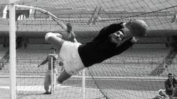 Antonio Carbajal. Kiper Meksiko yang kini berusia 92 tahun dan pensiun pada 1966 ini memiliki total 48 caps dan terpilih memperkuat Timnas Meksiko dalam 5 edisi Piala Dunia, mulai 1950 hingga 1966. Tampil dalam 11 laga, Meksiko dibawanya selalu kandas di fase grup. (leyfutmex.com)