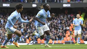 Selebrasi gelandang Manchester City, Jeremy Doku (kanan) bersama Oscar Bobb setelah mencetak gol keempat timnya ke gawang Luton Town pada laga pekan ke-33 Premier League 2023/2024 di Etihad Stadium, Manchester, Sabtu (13/4/2024). (AP Photo/Rui Vieira)