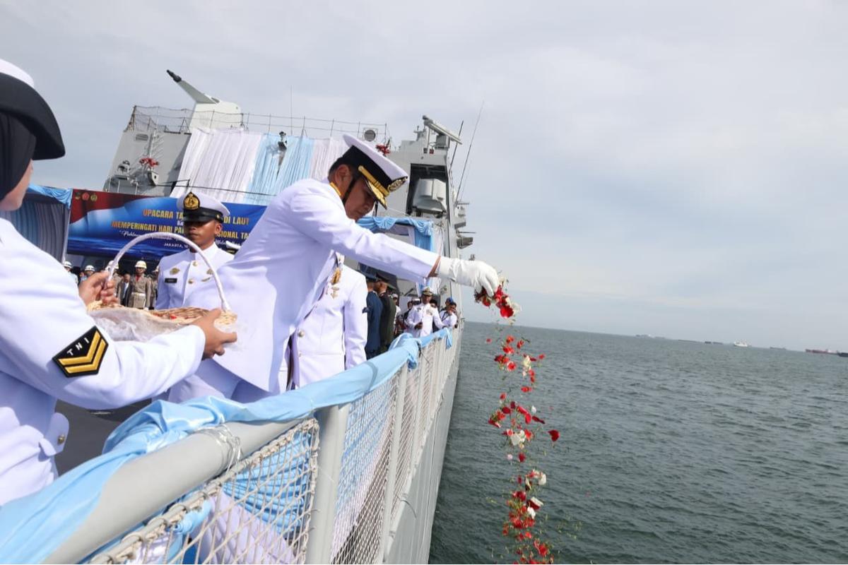 FOTO: Kasal Pimpin Upacara Hari Pahlawan di Atas KRI Brawijaya-320