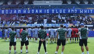 Skuad Persib Bandung menemui Bobotoh yang mendatangi sesi latihan mereka, Kamis (13/2/2025) (c) Dok. Persib Bandung