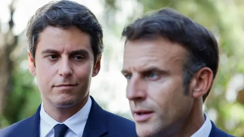 PM Prancis Gabriel Attal (Kiri) dan Presiden Prancis Emmanuel Macron. (Dok. Lidovic Marin/AFP/Pool)