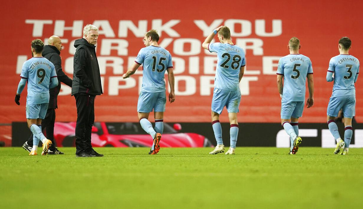 Para pemain West Ham United meninggalkan lapangan usai ditaklukkan Manchester United pada laga Liga Inggris di Stadion Old Trafford, Minggu (15/3/2021). Setan Merah menang dengan skor 1-0. (AP/Dave Thompson,Pool)