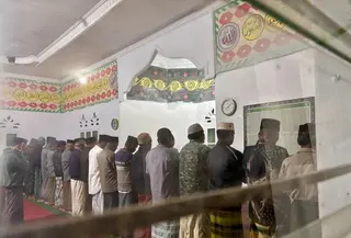 Penyintas korban banjir Aceh salat tarawih perdana di surau. (Antara)