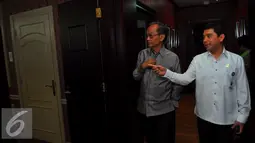 Menteri PAN-RB, Yuddy Chrisnandi berbincang dengan mantan menteri PAN-RB, Ir.Sarwono Kusumaatmadja saat menghadiri acara reuni Kementrian PANRB di kawasan Jakarta Selatan, Selasa, (23/2). (Liputan6.com/Faisal R Syam)