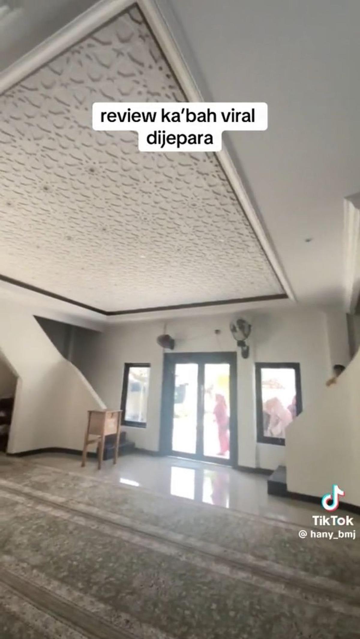 Di dekat pintu masuk bagian depan, terdapat tangga di kiri dan kanan yang difungsikan untuk jemaah wanita naik dan salat di lantai dua.