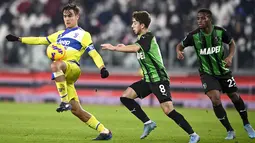 Penyerang Juventus, Paulo Dybala mengontrol bola (kiri) saat bertanding melawan Sassuolo dalam pertandingan perempat final Coppa Italia di Stadion Allianz, Turin, Jumat (11/2/2022). Dengan kemenangan ini, Juventus berhasil melaju ke semifinal dan akan melawan Fiorentina. (Fabio Ferrari/LaPresse via