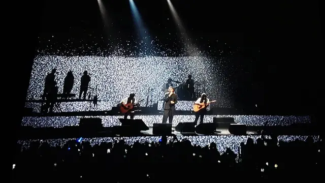 Tulus sukses bikin penonton tertawa dan sedih di Konser Tur Manusia 2023 Surabaya