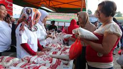Warga berbelanja saat Operasi pasar Murah, Jakarta, Minggu (12/6). Operasi pasar murah tersebut digelar untuk menstabilkan harga kebutuhan pokok di bulan Ramadan (Liputan6.com/Angga Yuniar)