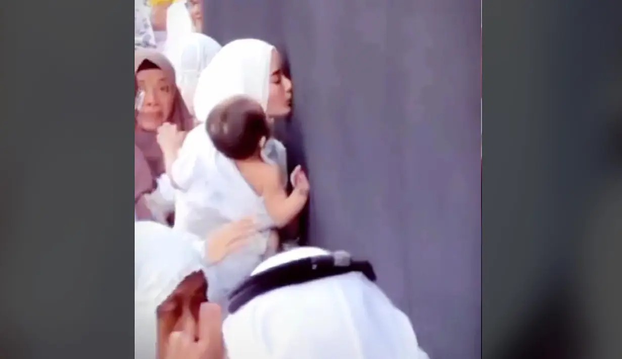 Setelahnya, gantian Dinda Hauw yang mencium Kakbah. (Foto: TikTok/ anotherdh)