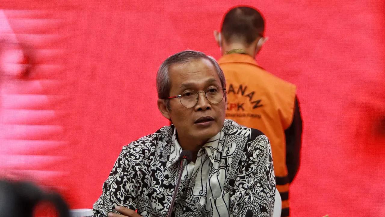 Alex meyakinkan tidak ada persaingan antara KPK dengan Polda dalam mendalami kasus dugaan pemerasan tersebut. Alex memastikan, baik KPK maupun Polda akan bertindak profesional dalam menuntaskan kasus ini.<br>
