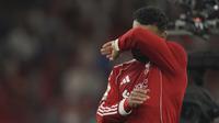Pemain Liverpool, Mohamed Salah menyeka air matanya saat memberikan penghormatan untuk mendiang Diogo Jota setelah laga Liga Inggris 2024/2025 melawan Bournemouth di Anfiled, Liverpool, Inggris, Jumat (15/08/2025) waktu setempat. (AP Photo/Ian Hodgson)