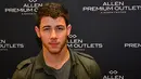 Lama tak terlihat menjalin hubungan kasih paska putus dengan Olivia Culpo di tahun 2015, Nick Jonas terlihat nyaman saat bersama wanita asing di Hawaii, ditengah waktu istirahat syuting film Jumanji. (Instagram/Kyliejenner)