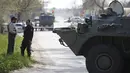 Aparat keamanan Rusia berada di dalam kendaraan lapis baja saat patroli usai serangan bom bunuh diri di Stavropol, Rusia (11/4). Serangan teror tersebut, terdapat ada tiga ledakan bom bunuh diri. (REUTERS/Eduard Korniyenko)