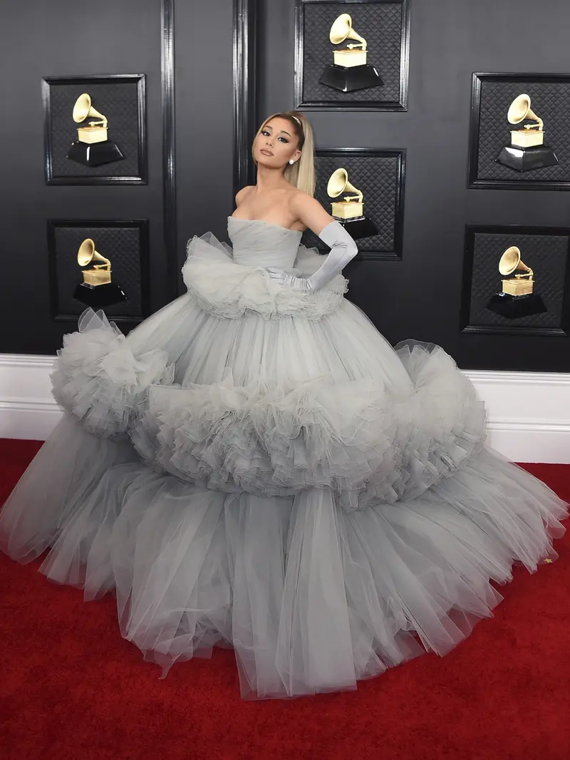 Ariana Grande Tampil Cantik Bak Cinderella di Grammy Awards 2020