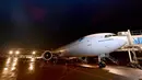 Pesawat yang membawa vaksin Covid-19 dosis 1,2 juta buatan Sinovac saat tiba di Bandara Soekarno Hatta Cengkareng, Banten (6/12/2020). (Handout/Indonesia Presidential Palace/AFP)