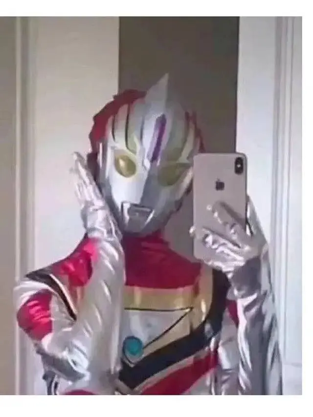 12 Potret Orang Pakai Kostum Ultraman di Tempat Umum Ini Kocak